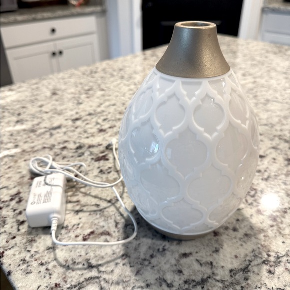Young Living Diffuser - Picture 2 of 3